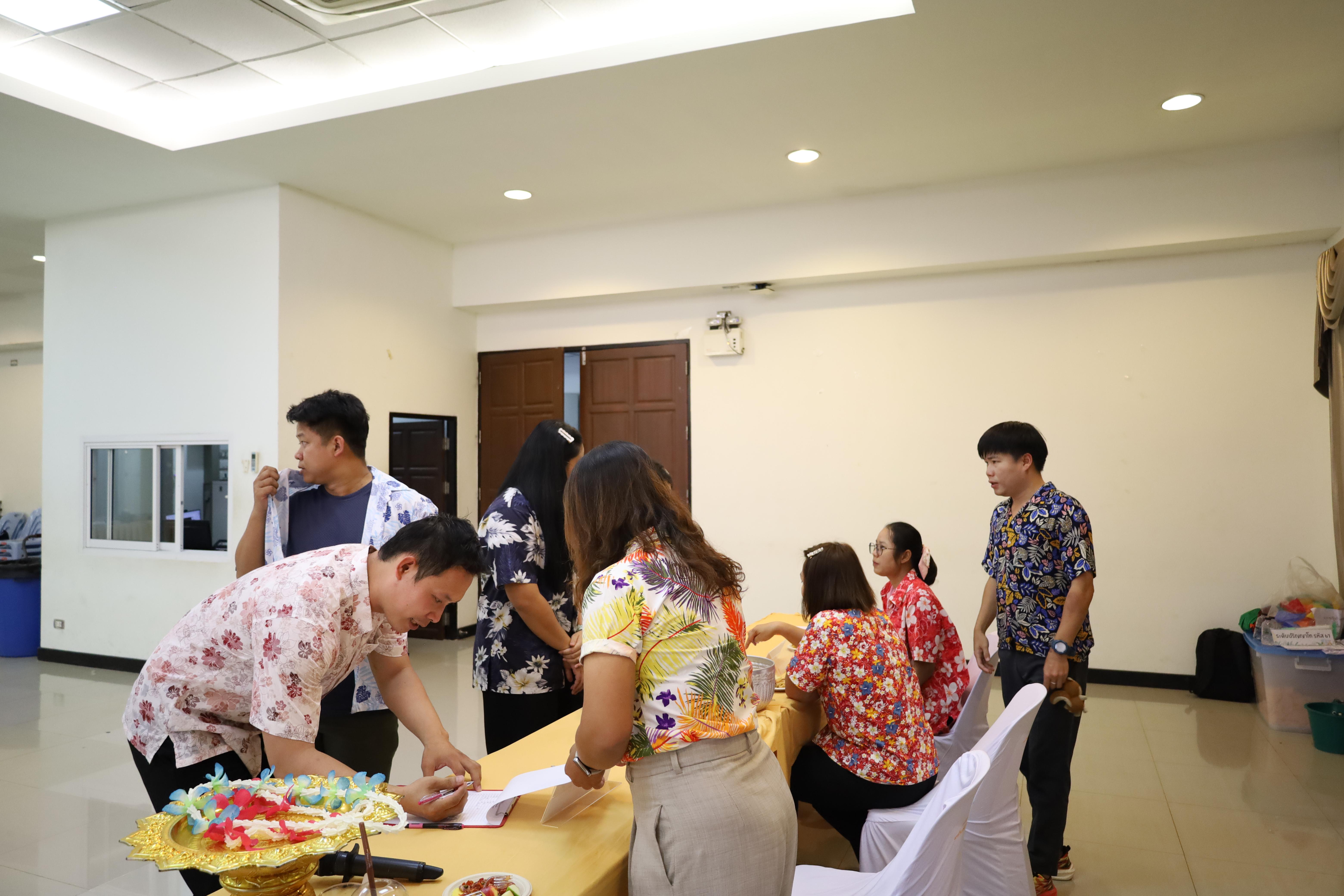 284. วันที่ 26 เมษายน 2568 สาขาการบริหารการศึกษา ได้จัดกิจกรรมรดน้ำดำหัวคณาจารย์ระดับบัณฑิตศึกษา ประจำสาขาการบริหารการศึกษา ณ ห้องประชุมครุร่มสัก 1 ชั้น 3 อาคารคณะครุศาสตร์